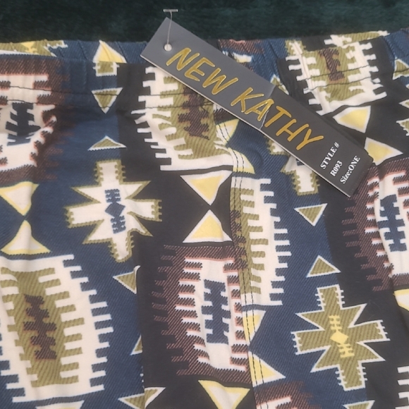 Tribal Patterned Women's Cropped Pants Set - Picture 8 of 10